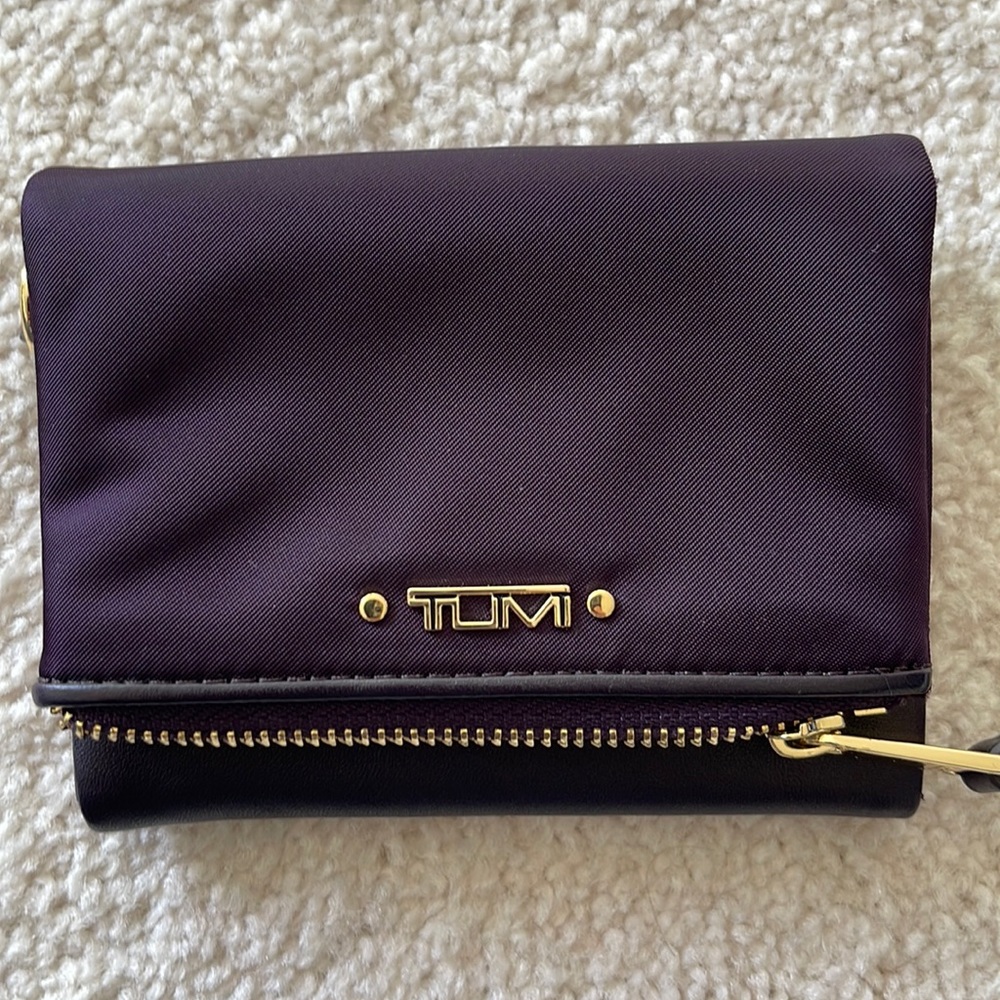 Small Tumi wallet. Exterior and interior card slots. Zippered coin purse